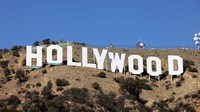 Tulisan HOLLYWOOD dieja pada huruf kapital berwarna putih dengan tinggi 45-kaki (14 m) dan lebar 350-kaki (110 m).