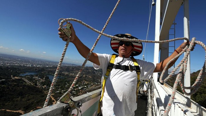 Hollywood Sign Dicat Ulang Menjelang Hari Jadinya yang ke-100 HOLLYWOOD, CALIFORNIA - SEPTEMBER 20: The Hollywood Sign gets repainted ahead of its 100th Anniversary on September 20, 2022 in Hollywood, California. (Photo by David Livingston/Getty Images for The Hollywood Sign Trust)