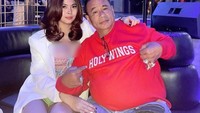 Hotman Paris sering mengajak asprinya untuk nongkrong bersama. Ada juga momen Hotman Paris saat nongkrong di kafe bareng Ranti Fortuna. Foto: Instagram