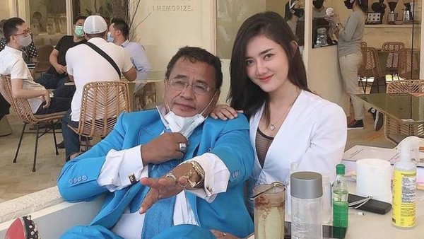 10 Potret Mesra Hotman Paris Saat Ngopi Bareng Aspri Cantik