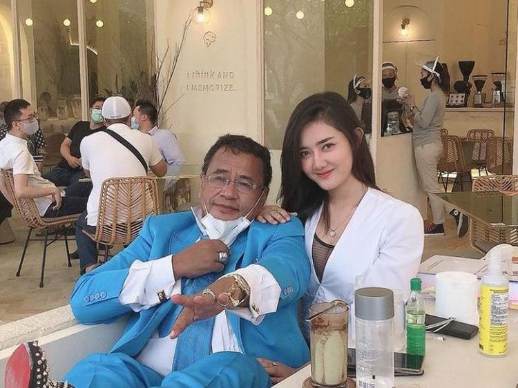 10 Potret Mesra Hotman Paris Saat Ngopi Bareng Aspri Cantik