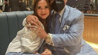 Bahkan Hotman Paris kerap berpose mesra dengan asprinya ketika sedang makan bareng di restoran. Seperti momennya bersama dengan Hisydll. Foto: Instagram