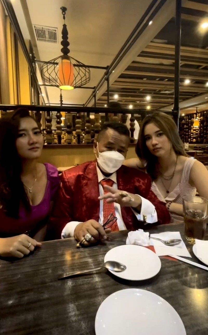Hotman Paris bersama asisten pribadi