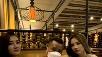 Ini adalah momen Hotman Paris saat makan bersama dengan asprinya yang ke-15. Asprinya tersebut adalah Rheia yang merupakan pemain sinetron. Foto: Instagram