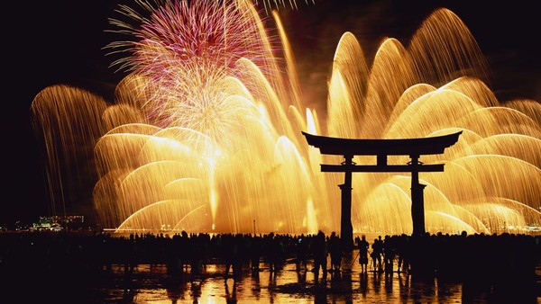 Lanjut, kawasan Torii Gate terlihat bak hujan kembang api yang sangat megah. 