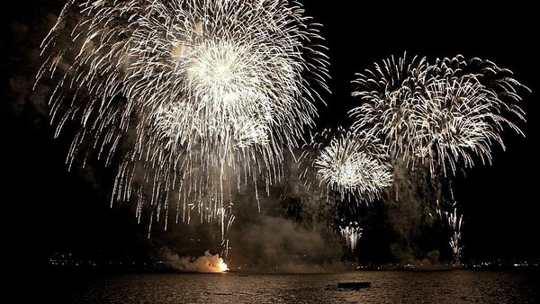 Pesta kembang api paling terkenal di Jepang yakni di kawasan Zushi, Kanagawa. Pesta ini digelar dipertengahan musim panas di Jepang. 