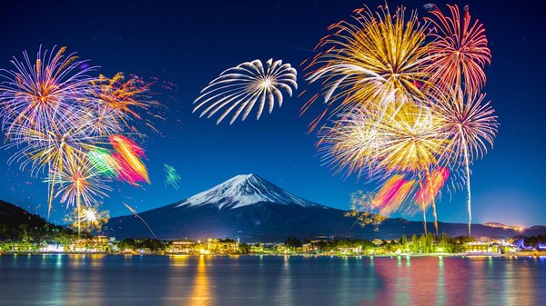 Lanskap paling memukau ini diambil saat gelaran pesta kembang api di kawasan Gunung Fuji. Sumpah kerennya pake banget.