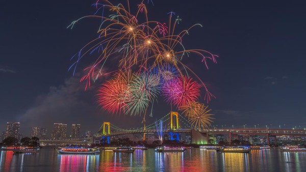 Lanskap Teluk Tokyo terlihat mewah dengan pesta kembang api warna-warni. Kren banget.