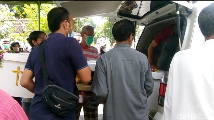 Istri pencipta hymne guru meninggal dunia
