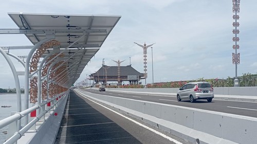Jalan Tol Bali Mandara resmi memakai pembangkit listrik tenaga surya (PLTS). PLTS itu diresmikan oleh PT Jasa Marga (Persero) TBK pada Rabu, (21/9/2022).