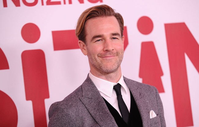 Pada 2024, Van Der Beek mengungkapkan bahwa dirinya didiagnosis kanker kolorektal stadium 3 di usia 46 tahun. Ia memutuskan menjalani pemeriksaan setelah menyadari adanya perubahan pada pola buang air besar sejak musim panas 2023. Foto: FilmMagic/Jason LaVeris