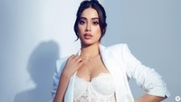 Janhvi Kapoor juga memiliki karir yang cemerlang dan kini tengah terlibat di film Good Luck Jerry yang tayang di Disney+Hotstar. Dok. Instagram