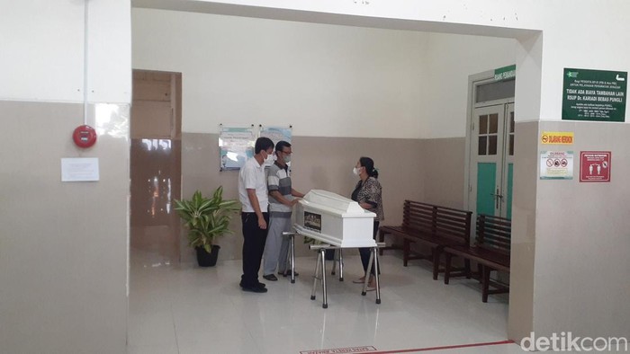 Jenazah PNS Semarang saksi korupsi yang tewas dibunuh dibawa ke rumah duka dari RSUP Dr Kariadi Semarang, Rabu (21/9/2022). Jenazah PNS Semarang saksi korupsi yang tewas dibunuh dibawa ke rumah duka dari RSUP Dr Kariadi Semarang, Rabu (21/9/2022).