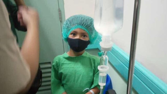 Kabar menggembirakan datang dari Aimar. Bocah yang dulu berkelamin ganda kini berangsur-angsur menjadi lelaki seutuhnya pasca operasi saluran kencing.
