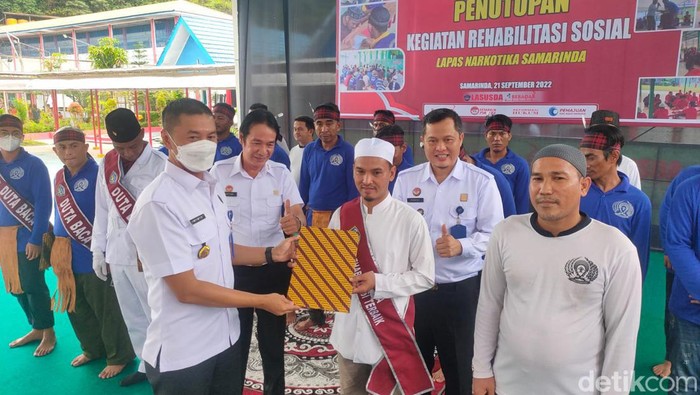 Badar mendapatkan penghargaan usai berhasil menjalani rehabilitasi.
