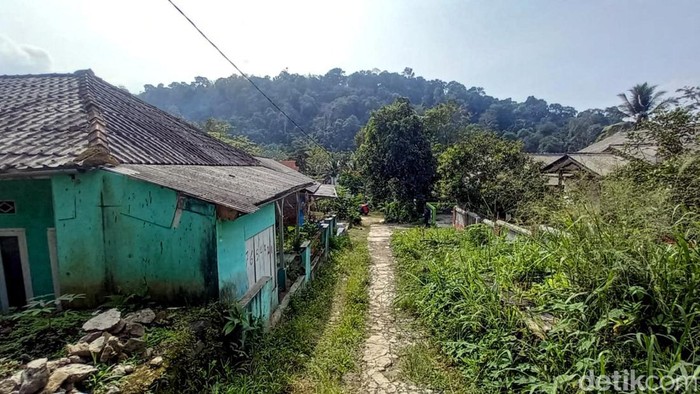 Kampung Sukawayana, Cikakak, Sukabumi bak kota mati.