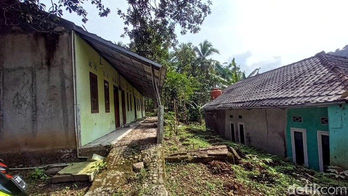 Kampung Sukawayana, Cikakak, Sukabumi bak kota mati.