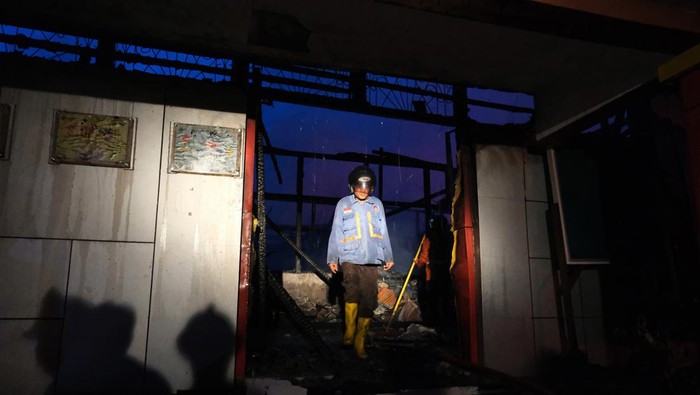 KANTOR BALITBANG KALBAR TERBAKAR Relawan pemadam kebakaran keluar dari bangunan Kantor Badan Penelitian dan Pengembangan (Balitbang) Provinsi Kalimantan Barat yang habis terbakar di Pontianak, Kalbar, Selasa (20/9/2022). Sekretaris Daerah Provinsi Kalbar dr Harisson mengatakan bahwa kebakaran yang menghabiskan seluruh kantor Balitbang Pemprov Kalbar tersebut diduga terjadi karena listrik mengalami korsleting. ANTARA FOTO/Jessica Helena Wuysang/foc.