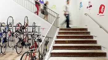 Sepeda para karyawan bisa ditaruh di dalam kantor seperti ini. Foto: Office Snapshot