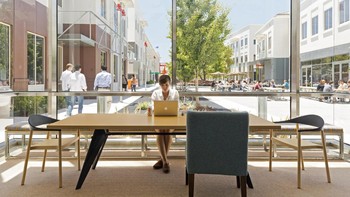 Banyak meja yang bisa dijadikan sebagai tempat kerja. Foto: Office Snapshot