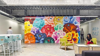 Lingkungan kerja yang terbuka diharapkan memicu karyawan untuk berkolaborasi. Foto: Office Snapshot