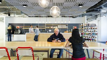 Mereka bisa memilih untuk mengobrol santai atau membicarakan pekerjaan. Foto: Office Snapshot