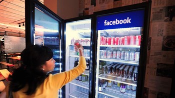 Minuman disediakan oleh Faceboook secara gratis. Foto: AFP via Getty Images/ROBYN BECK