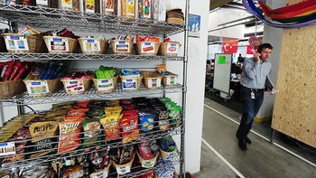 Demikian pula snack dan makanan berat. Foto: AFP via Getty Images/ROBYN BECK