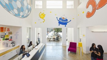 Foto kantor pusat Facebook ini sudah diambil beberapa tahun silam dan mungkin sudah ada perubahan. Tapi tentu bisa menjadi gambaran seperti apa suasananya. Foto: Office Snapshot