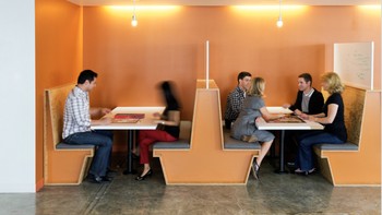 Salah satu sudut ruangan yang bisa dipakai untuk kerja bareng. Foto: Office Snapshot