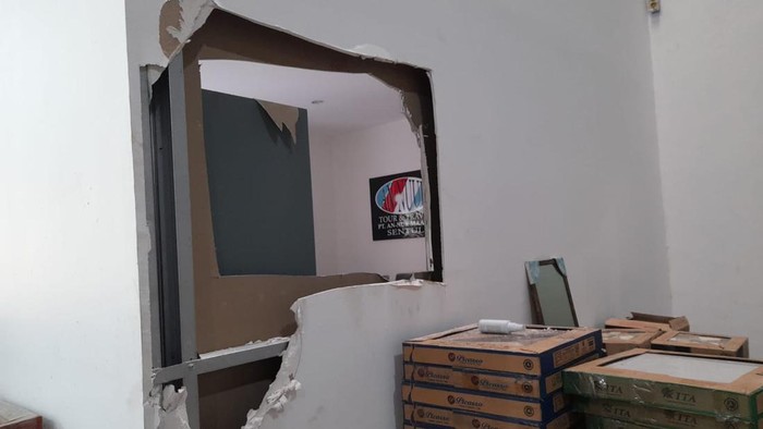 Kantor trevel dan umroh di Kabupaten Bogor dibobol maling.