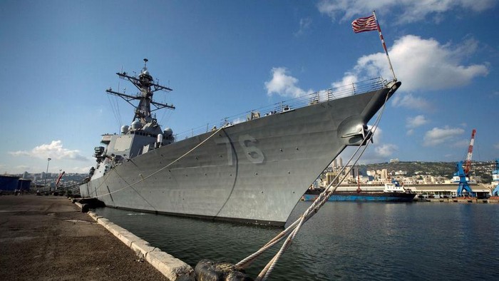 The USS Higgins is docked in the northern Israeli city of Haifa September 6, 2009. The destroyer is one of 18 American ships deployed globally with Aegis interceptor systems capable of blowing up ballistic missiles above the atmosphere. REUTERS/Baz Ratner/File Photo