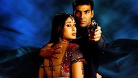 Di Taalash, Kareena Kapoor main bareng Akshay Kumar dan memerankan Tina. Film yang dirilis tahun 2003 itu bergenre thriller-aksi. Kareena Kapoor masih berusia 23 tahun saat main di film itu. (Foto: dok. Chiragdeep International)