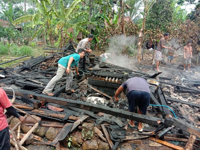 Kebakaran yang menghanguskan sebuah dapur dan kandang milik Sutiman warga Semarang, Rabu (21/9/2022).