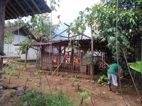 Kebakaran yang menghanguskan sebuah dapur dan kandang milik Sutiman warga Semarang, Rabu (21/9/2022).