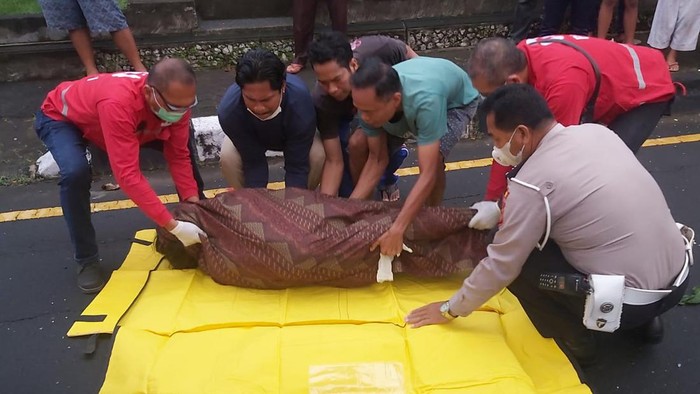 Kecelakaan lalu lintas antara mobil pikap boks dengan pejalan kaki di Jalan Raya Mengwi, Kabupaten Badung. Pejalan kaki meninggal dunia di rumah sakit. (Dok. Polres Badung)