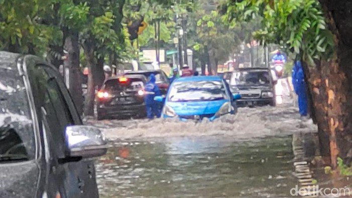 Kendaraan melintasi banjir yang menggenang Jalan Bujana Tirta Raya, Pulogadung, Jakarta Timur, Rabu (21/9/2022). ANTARA/Yogi Rachman