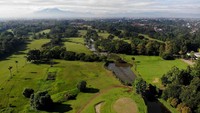Lake Series merupakan cluster-cluster dengan konsep “waterfront living”. Semua bangunan di Lake Series didesain layaknya lake side villa dengan area hijau seluas 207.953 m2 dan berbagai fasilitas untuk melengkapi modern lifestyle.