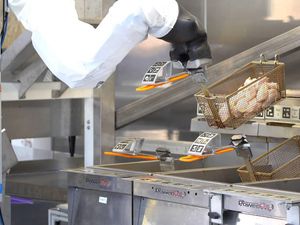 Keren! Robot Ini Jago Masak Burger hingga Goreng Kentang