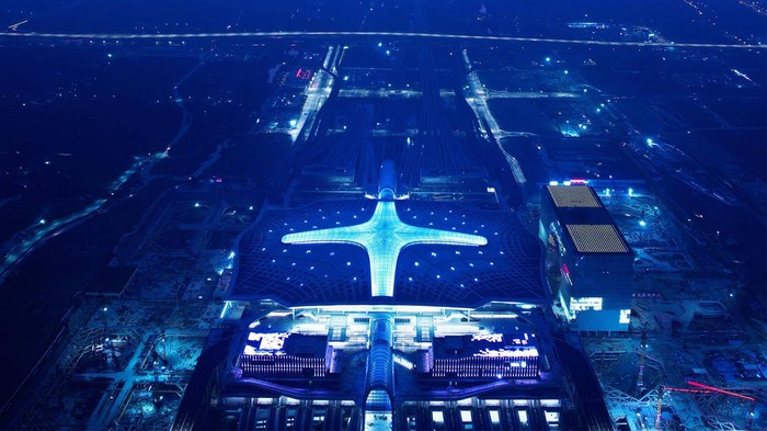 Kerennya Stasiun Kereta Cepat di China Dilihat dari Angkasa China memiliki stasiun kereta cepat baru yang terletak di Hangzhou barat. Stasiun ini terlihat indah saat dilihat dari angkasa.