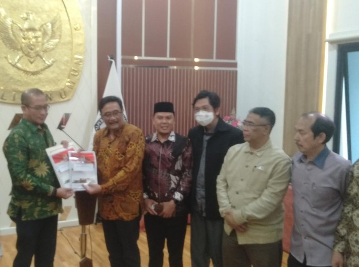 Ketua Badan Pengkajian MPR Djarot Saiful Hidayat usai menyerahkan hasil kajian tentang Pokok-Pokok Haluan Negara (PPHN) dan visi misi presiden dan kepala daerah Pemilu 2024 ke Komisi Pemilihan Umum (KPU), Rabu 21/9.