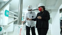 Buwas menjelaskan infrastruktur MRMP ini membantu petani dan menyederhanakan alur proses pengolahan beras yang terpusat dalam fasilitas pengolahan gabah hasil panen berbasis teknologi modern. MRMP terdiri dari mesin pengering (dryer), unit penggilingan padi (RMU) sebagai mesin konversi gabah menjadi beras dengan dilengkapi teknologi penyortir warna (color sorter).Foto: Dok. Perum Bulog