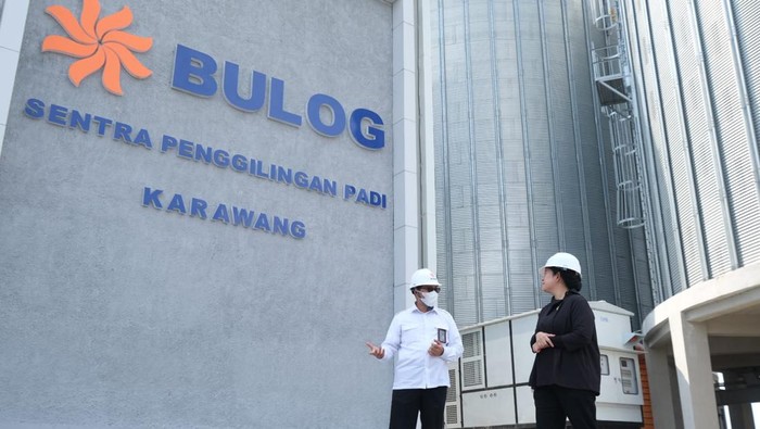 Ketua DPR Puan & Dirut Bulog Budi Waseso meninjau penggilingan padi
