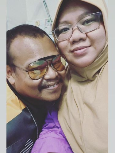 Kisah suami setia viral di media sosial, rutin menemani sang istri dirawat di rumah sakit selama 12 tahun, bikin kagum warganet.