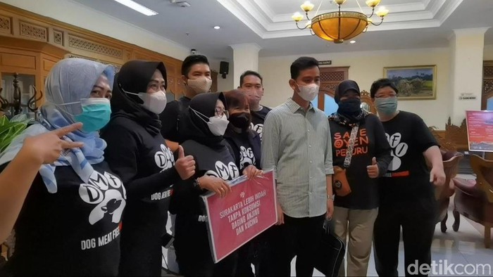 Komunitas Dog Meat Free Indonesia (DMFI) bertemu Wali Kota Solo Gibran Rakabuming Raka membahas peredaran daging anjing, Rabu (21/9/2022).