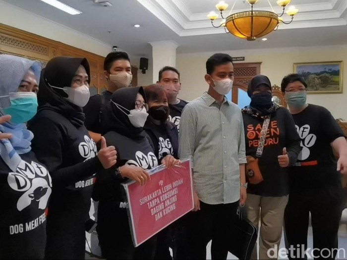Komunitas Dog Meat Free Indonesia (DMFI) bertemu Wali Kota Solo Gibran Rakabuming Raka membahas peredaran daging anjing, Rabu (21/9/2022).
