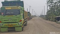 Banyak lubang kedalaman 20 cm dan lebar 1 meter dengan panjang 2 meter ditemukan di beberapa titik. Rusaknya jalan juga memicu kepulan debu terutama saat kendaraan lewat. Foto: Manik Priyo Prabowo/detikJateng