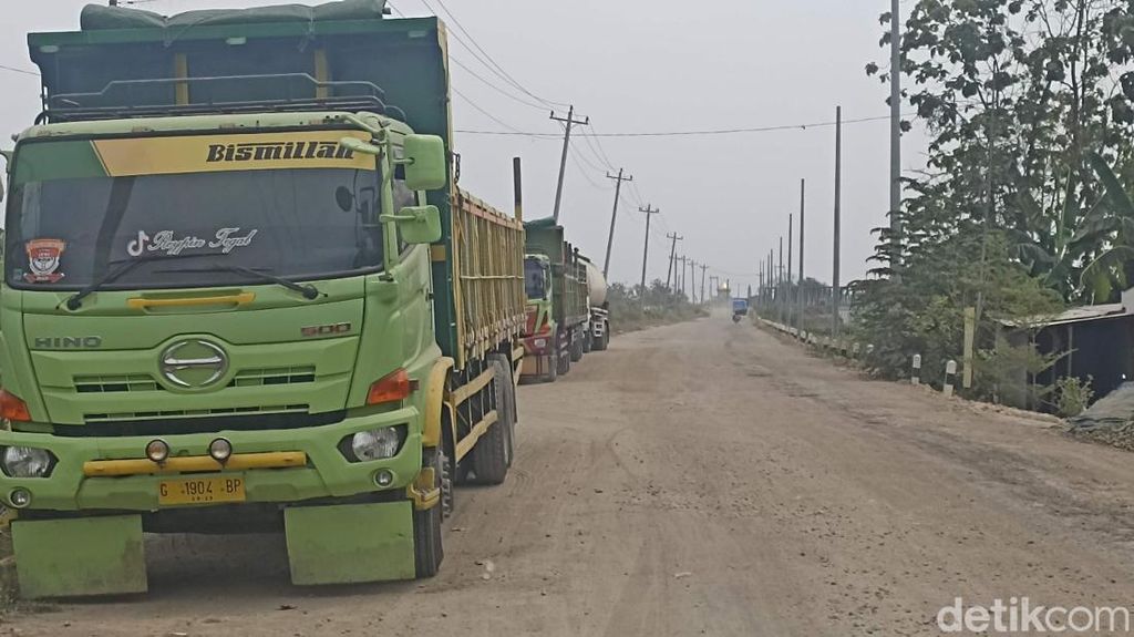 Debu Tebal Menyesakkan gegara Jalan Rusak di Tegowanu Grobogan