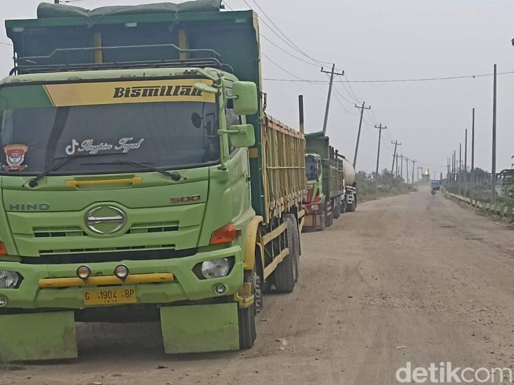 Debu Tebal Menyesakkan gegara Jalan Rusak di Tegowanu Grobogan