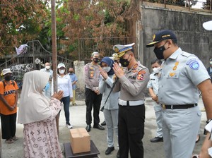 Korlantas Polri Bagikan Sembako ke Korban Kebakaran di Simprug